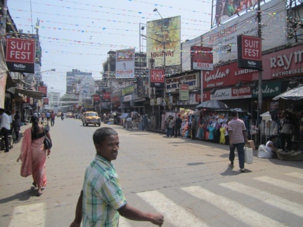Kolkata, street scenes: near Chowinghee Road